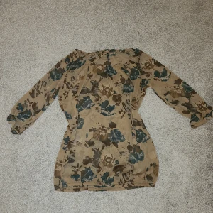Blus - Blus köpt från Zalando i storlek XS. Kan användas som på bild eller off shoulder. Se sista bild för genomskinlighet. Köparen står för frakten