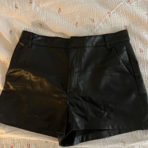 Skinnshorts - Supersnygga svarta skinnshorts från Zara! Använda ett fåtal gånger. Storlek M. Säljer direkt för 150+frakt 
