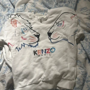 Fin kenzotröja! - Säljer denna söta kenzotröjan i bra sikick och i storlek 140/10 år!💗