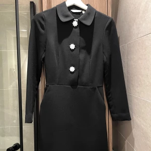 Svart klänning från & Other Stories - Använd ett fåtal gånger, inga tecken på slitage 