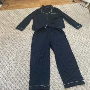 Pyjamas sett från primark - Marinblått pyjamas sätt från praymark, mysigt och bekvämt, även snyggt har dock två fläckar jag tror går bort i tvätten se bild 2-3.