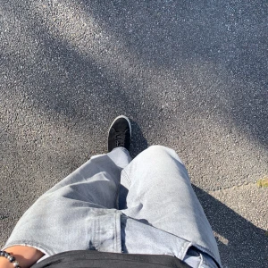 Svarta sneaky Steve sneakers  - Säljer ett par svarta sneakers i mocka med vit sula. De har en klassisk design med snörning och är i bra skick. Perfekta för vardagsbruk och passar till de flesta outfits. Sulan har lite slitage men överlag är de i fint skick. Nypris ligger runt 1.5 tusen men säljer billigt pga skick.