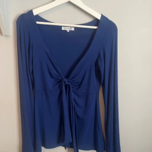 Design by si blus - Skit snygg blå långärmad topp från Design by si  som inte kommer till användning längre. Har använt den max 5 gånger. Passar även S💓