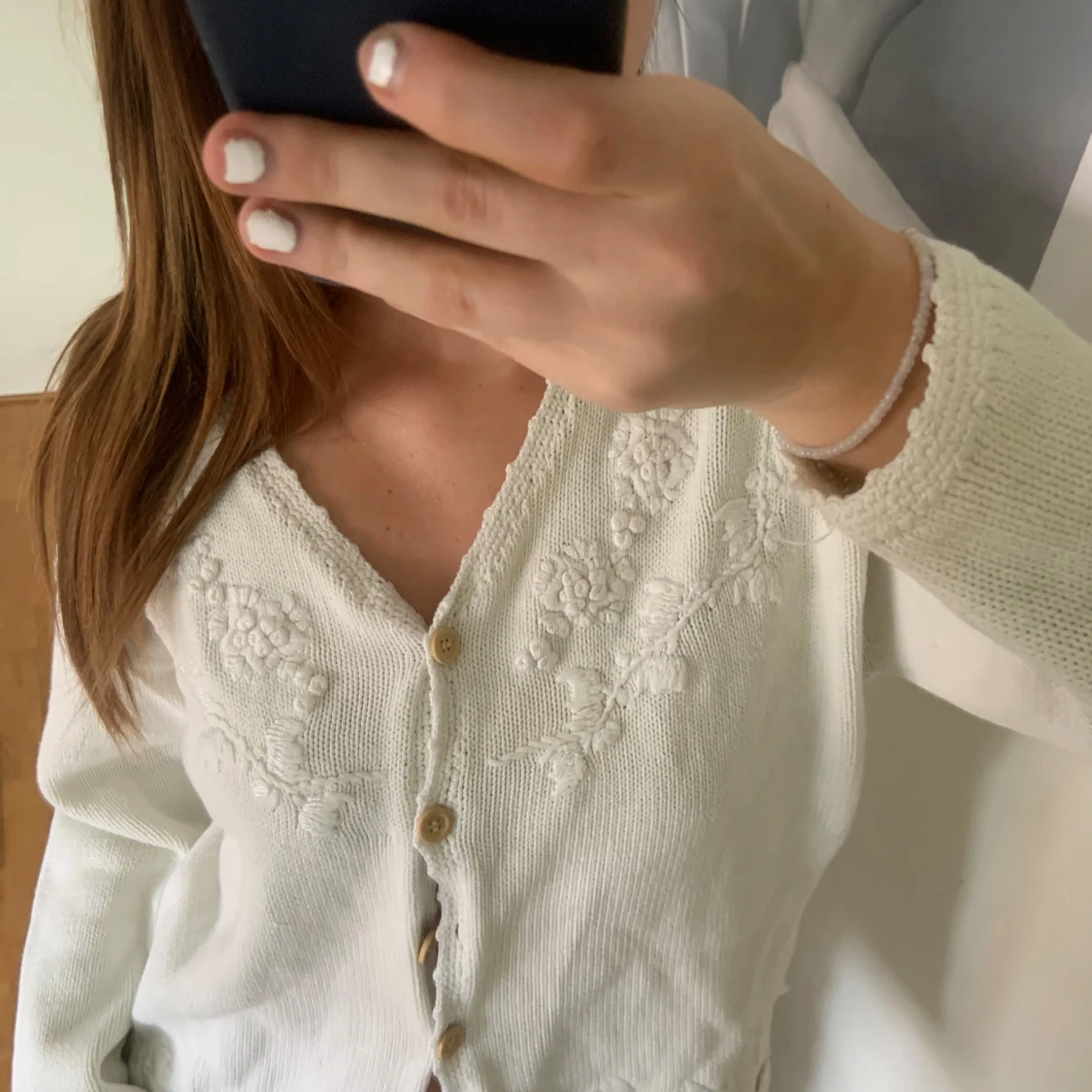 Vit kofta med broderade blommor - 1