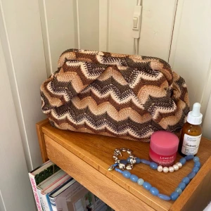 Clutch väska - Snygg clutch handväska. Aldrig använd med prislapp kvar💘