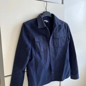 Over shirt  - Tja! Säljer nu denna riktigt feta overshirten! Denna overshirten är perfekt nu inför vår och sommar☀️! Den är i fint skick! Storlek: 150-164, Pris: 800