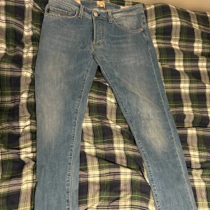 Blå jeans från Tramarossa - Snygga ljusblå jeans från Tramarossa. De har en knappgylf och är tillverkade i ett mjukt denimtyg. 
