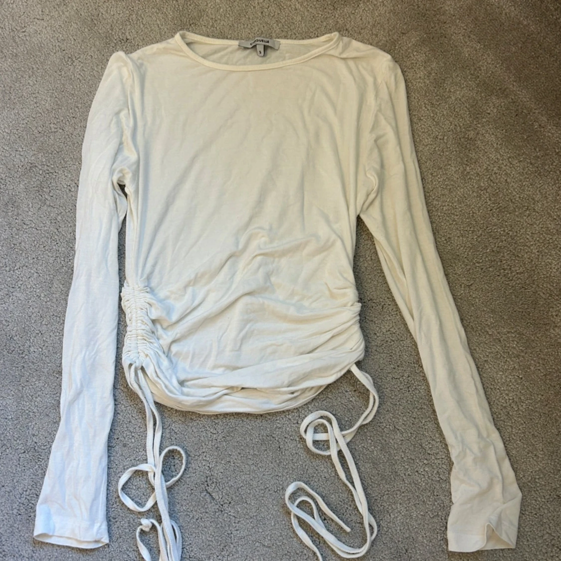 Vit långärmad topp med snörning