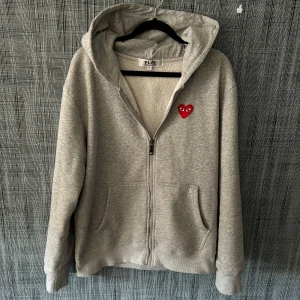 Play tröja - Säljer nu denna feta play zip hoodien || skick: 7/10 Inga defekter eller liknande || hör av dig vid frågor eller funderingar! || mvh ||