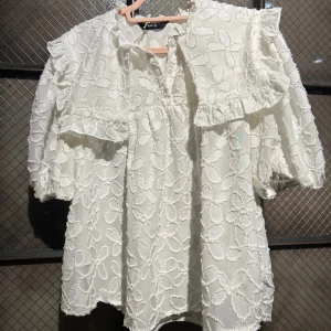 Vit sommarblus - En vit blus perfekt för sommaren! Detaljerna på blusen gör den till något extra!