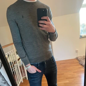 Grå tröja från Ralph Lauren - Säljer en stilren grå tröja från Ralph Lauren i merinoull. | Mycket gott skick utan defekter, endast använd fåtal gånger | Nypris: 2499 kr | Mitt pris: 690 kr | Perfekt nu till våren, skriv vid minsta fråga eller fundering! |