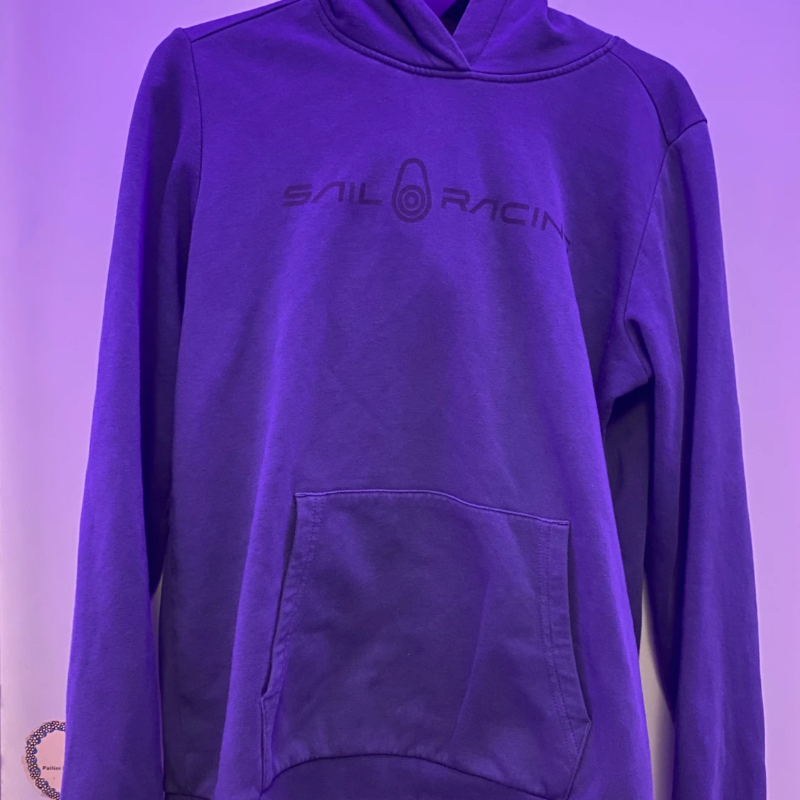 Blå hoodie från Sail Racing