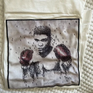 Limitato T-shirt!  - Snygg vit t-shirt från Limitato med ett boxningsmotiv i svart och rött. Använd några enstaka gånger. Köpt på NK. Box finns och tillkommer vid köp 🌸