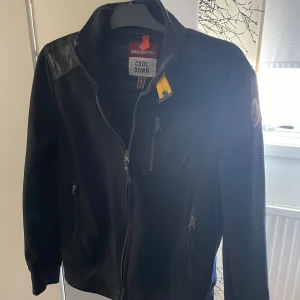 Svart jacka från Parajumpers - Snygg svart jacka från Parajumpers. Köpt på NK Stockholm för cirka 4000 , därav säljer för 1500. Extra knappar följer även med.