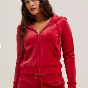 Röd hoodie från Juicy Couture - Snygg röd hoodie från Juicy Couture i mjukt material med dragkedja och huva. Perfekt för en avslappnad stil med en touch av lyx. Den har en klassisk passform och ribbade muddar. Använt ett fåtal gånger!❣️