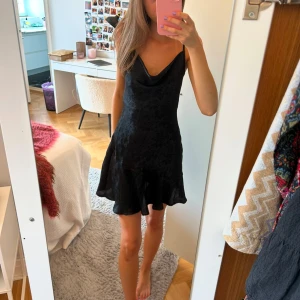 Klänning bikbok - Klänning från bikbok i strl xs!!💓den är svart och i nyskick :)) köpt i butik för 499kr☺️jag är 168cm🫶🏻