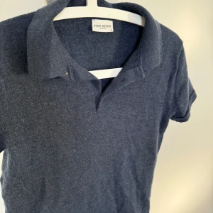 Grå pikétröja från John Henric - Säljer en stilren grå pikétröja från John Henric. Tröjan har en klassisk krage och korta ärmar, perfekt för en avslappnad men ändå snygg look. Passar bra till både jeans och chinos. Hör av dig vid intresse!