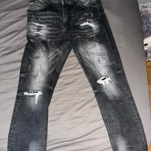 Grå jeans från Supply & Demand - Snygga grå jeans från Supply & Demand med slitna detaljer och en modern look. De har en klassisk femficksdesign och en bekväm passform. Perfekta för en avslappnad stil. Använda kanske tre gånger 