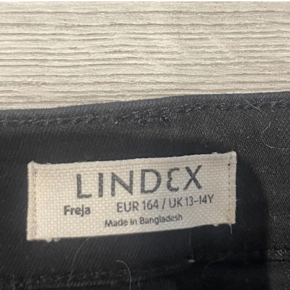 mid waist svarta bootcut från lindex barn avdelning passar mig som är 157. Farkut & Housut.