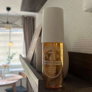 Parfymmist Brazilian Crush Cheirosa '71 - Säljer en härlig parfymmist från Sol de Janeiro med doft av karamelliserad vanilj och macadamia. Knappt använd. 