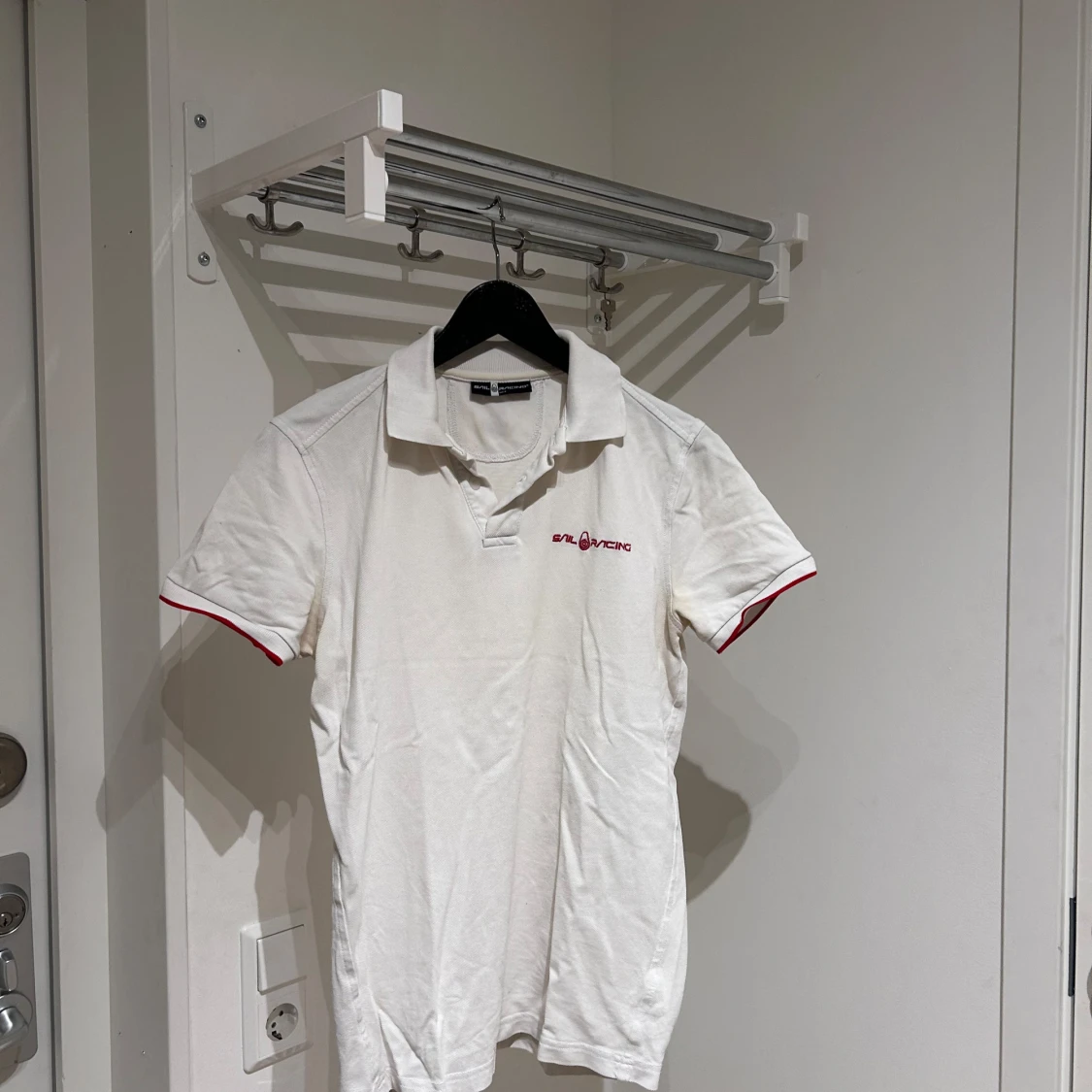 Vit kortärmad pikétröja från sail racing