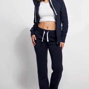 Mörkblå mjukisbyxor med snörning - Säljer ett par mörkblå mjukisbyxor med vit snörning i midjan från russemerch. Använt 1-3 gånger.