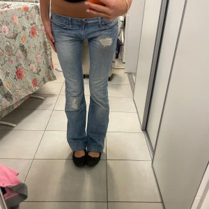 Replay jeans - Skitsnygga Replay jeans Lågmidjade och bootcut!! Midjemått ca 37/38 och Innebenslängd ca 77! Jag på bilden är ca 172!💕