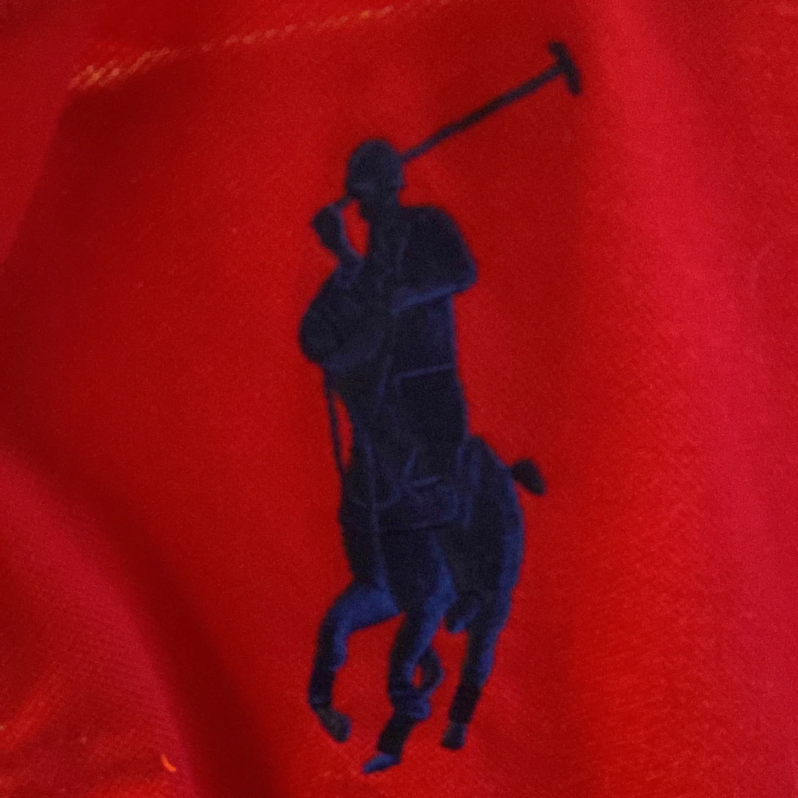 Röd pikétröja med broderad logga - 1