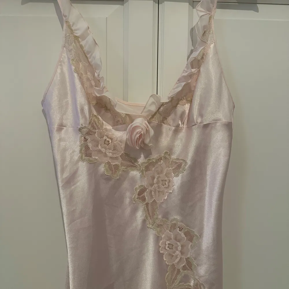 Säljer denna super fina eleganta klänning då den tyvärr inte kommer till användning längre, den är vintage och nypris 699 🌸 . Mekot.