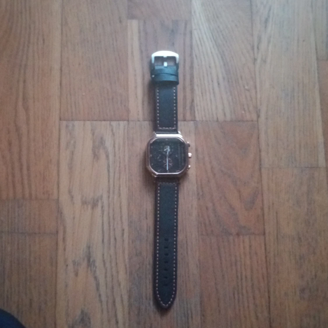 Svart och guld klocka med fyrkantig urtavla Magnus Dagur