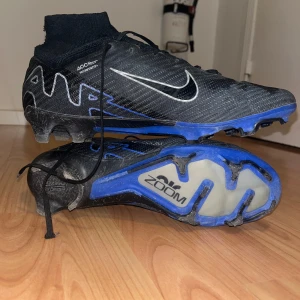 Nike mercurial football shoes  - Selling my old shoes (org price 3100sek≈ 310$). Very good condition but one of the shoelace is broken.