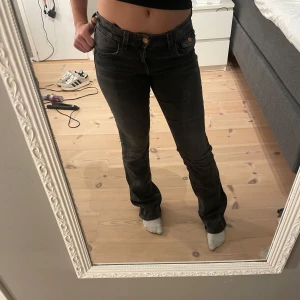 Svarta jeans från Gina Young - Säljer dessa svarta jeans ifrån Gina Young då dem inte kommer till användning, använda max 4-5 gånger och fortfarande i bra skick. Skriv för fler bilder💕
