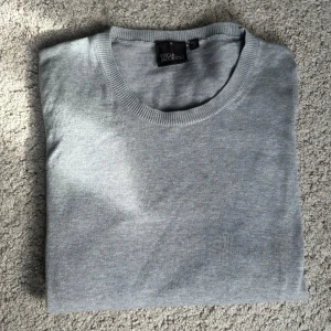 Grå Oscar Jacobson tröja - Tunn grå Oscar Jacobson tröja i väldigt bra skick, storlek M, normal i storleken. Skriv om ni har frågor eller vill ha fler bilder!