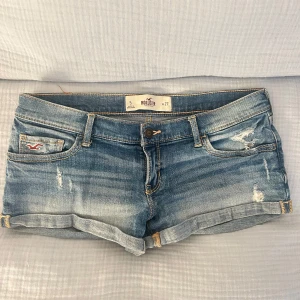 Hollister jeansshorts  - Midjemått 40 cm rakt över. Skit snygga low waist men har ett par exakt likadana så dessa kommer tyvärr inte till användning💓jag har bara använt de några få gånger så inga märkbara defekter, revorna är design!