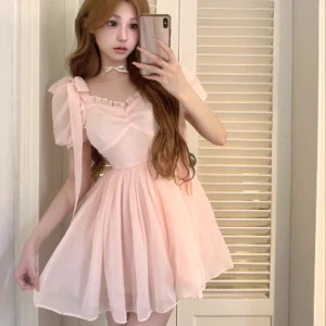 Klänning med puffärmar  - Helt ny med tags. Storlek S men liten i storleken så sitter nog bättre på en XS, möjligtvis en XXS. 