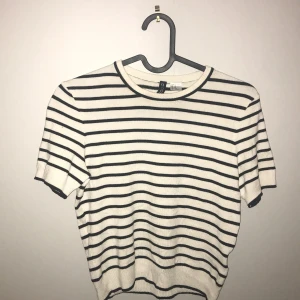 randning kortärmad - perfekt till sommar, lite kort i magen och väldigt fin till både kjol, shorts och jeans. 💗