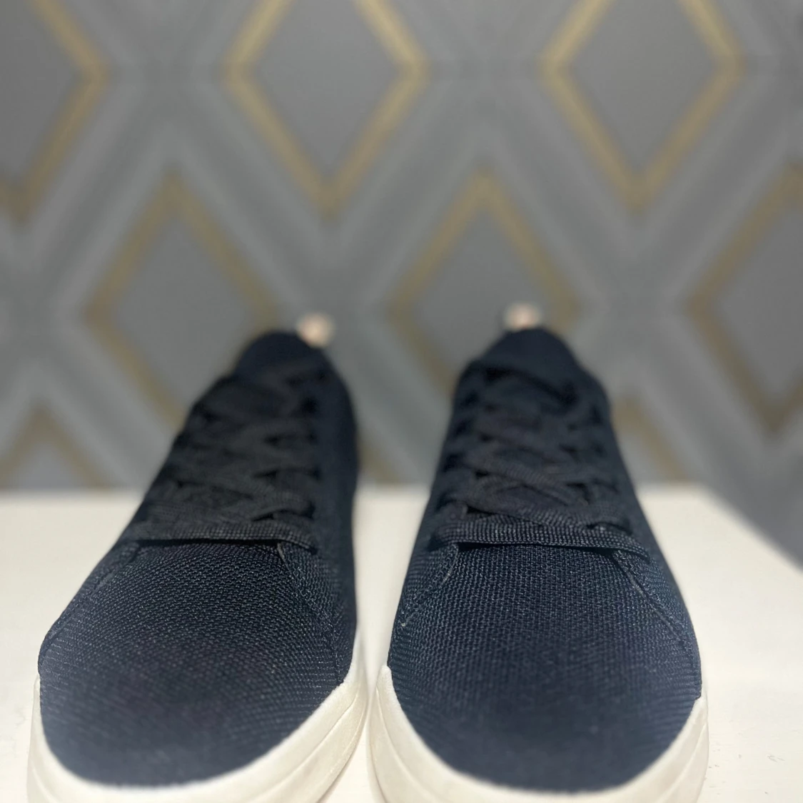 Marinblåa sneakers med vit sula - 4