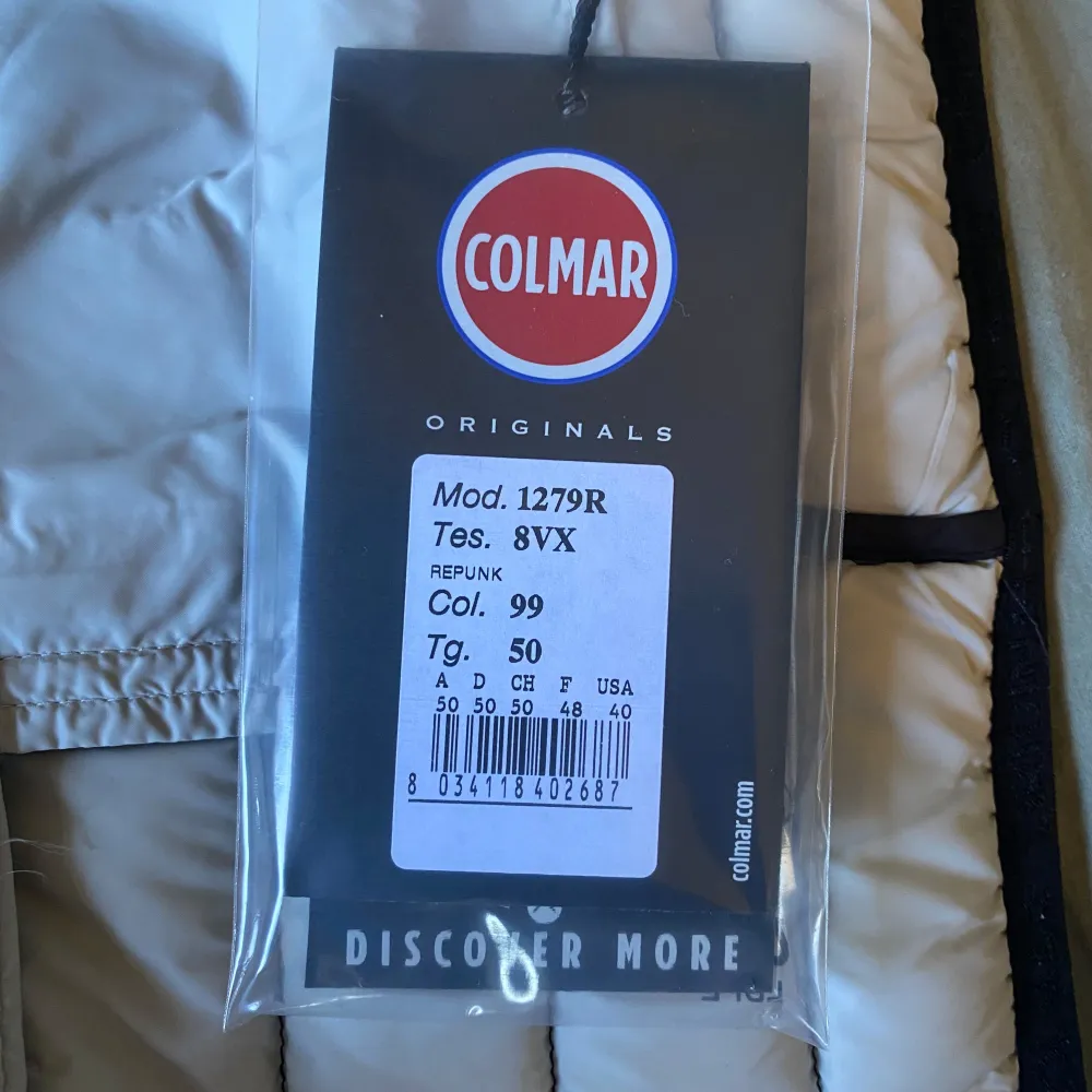 Säljer denna helt nya colmar jackan. Storlek 50 vilket motsvararS/M , passar ca 168-182 cm långt! Skick: 10/10 (HELT NY MED TAGS) 🔆. Nypris på 4 tusen! Självklart är den autentisk! ✅kom med bud! Skriv vid minsta lilla fundering eller fråga!. Takit.