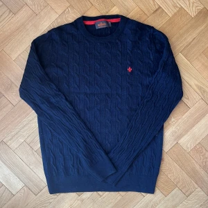 Morris Tröja - Säljer denna sjukt snygga kabelstickade 100% merino ull tröjan från Morris. Storlek M, men de är små i storlken så den passar S. Skicket är bra med några små hål som absolut inte syns vid användning, dock ett litet större i en av armhålorna (syns inte när den används). Bara att höra av sig vid fråga eller fundering!