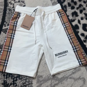 Buberry shorts - Snygga oanvända vita shorts från burberry. Shortsen passar med allt och är jätte sköna. Storleken på shortsen är M men jag tror nog att de passar lite mer Som S, Så de passar båda. Pris kan diskuteras! Nypris var ungefär 2300