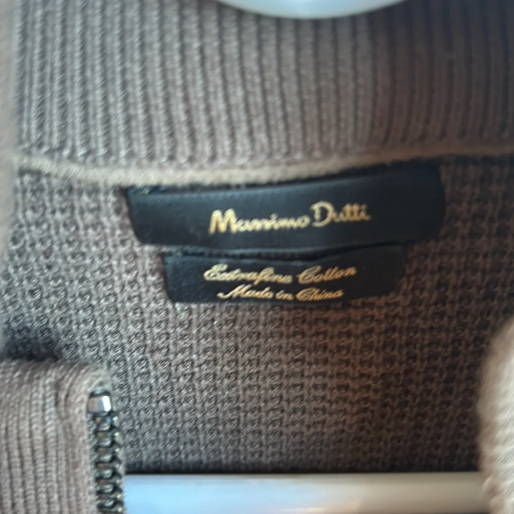 Säljer en stilren brun kofta från Massimo Dutti i bomull. Koftan har en dragkedja framtill och långa ärmar. Perfekt för en avslappnad och snygg look.. Neuletakit & Villapaidat.