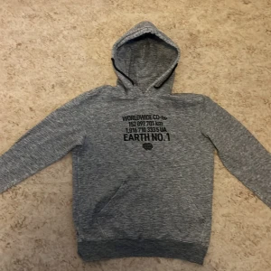 The North Face skön hoodie - Väldigt bra skick, och skön att ha på sig. Rabatt 50%