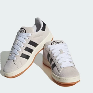 CAMPUS 00S SHOES -  Snygga skor till våren i färgen är Crystal White! Ny pris på officiella hemsidan 1449kr! Köpte dem förra sommaren & bara använda då! Säljer dem på grund av att de har blivit för små, skorna har inga defekter & behövs bara lite tvätt! Skorna skickas i original boxen (Adidas). Lätta att styla och jättesköna! Pris kan diskuteras! Skriv om ni vill ha fler bilder❤️