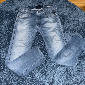 Replay Jeans - Tja, säljer ett par byxor från replay. Modell anbass och storlek 32/34. Byxorna har ett litet hål vid grenen av byxan. Där av det låga priset. Hör av vid eventuell frågor. Byxorna passar dig mellan 177-183