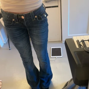 True religion jeans  - Fina true religion jeans som är Andvända väldigt få gånger, typ helt nya💕 Fin design på back fickorna 