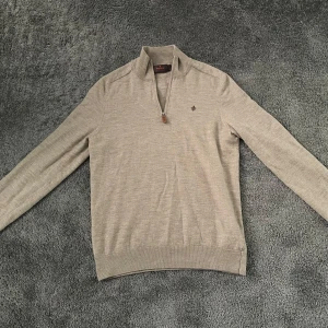 Morris half zip - 100% merino ull beige half zip tröja från Morris. Använd 3 gånger och är i storlek S men passar även M. (Står XL på etiketten) nypris 1800