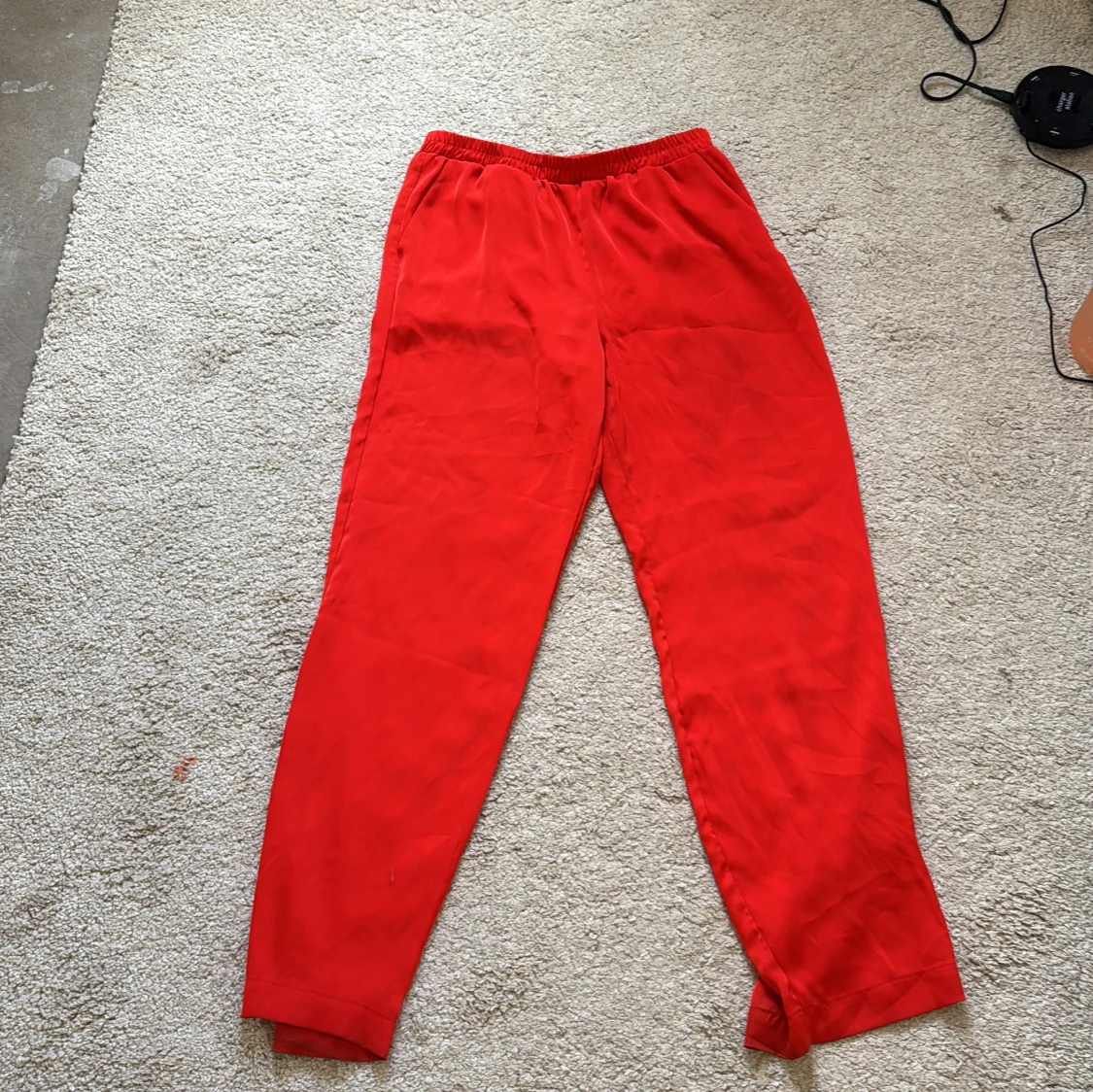 Röda byxor med resårmidja