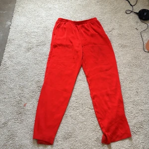 Röda byxor med resårmidja - Säljer ett par klarröda byxor med resår i midjan. 