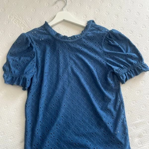 Blå blus med puffärmar - Super fin blå blus som inte kommer till användning. Perfekt nu inför sommaren🌸🌸