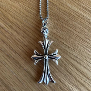 Chrome hearts halsband - asfett chrome hearts halsband. pretty straightforward. kedjan är rätt lång och mått kan fixas om det skulle behövas. skicka dm om ni har några frågor, pris kan diskuteras